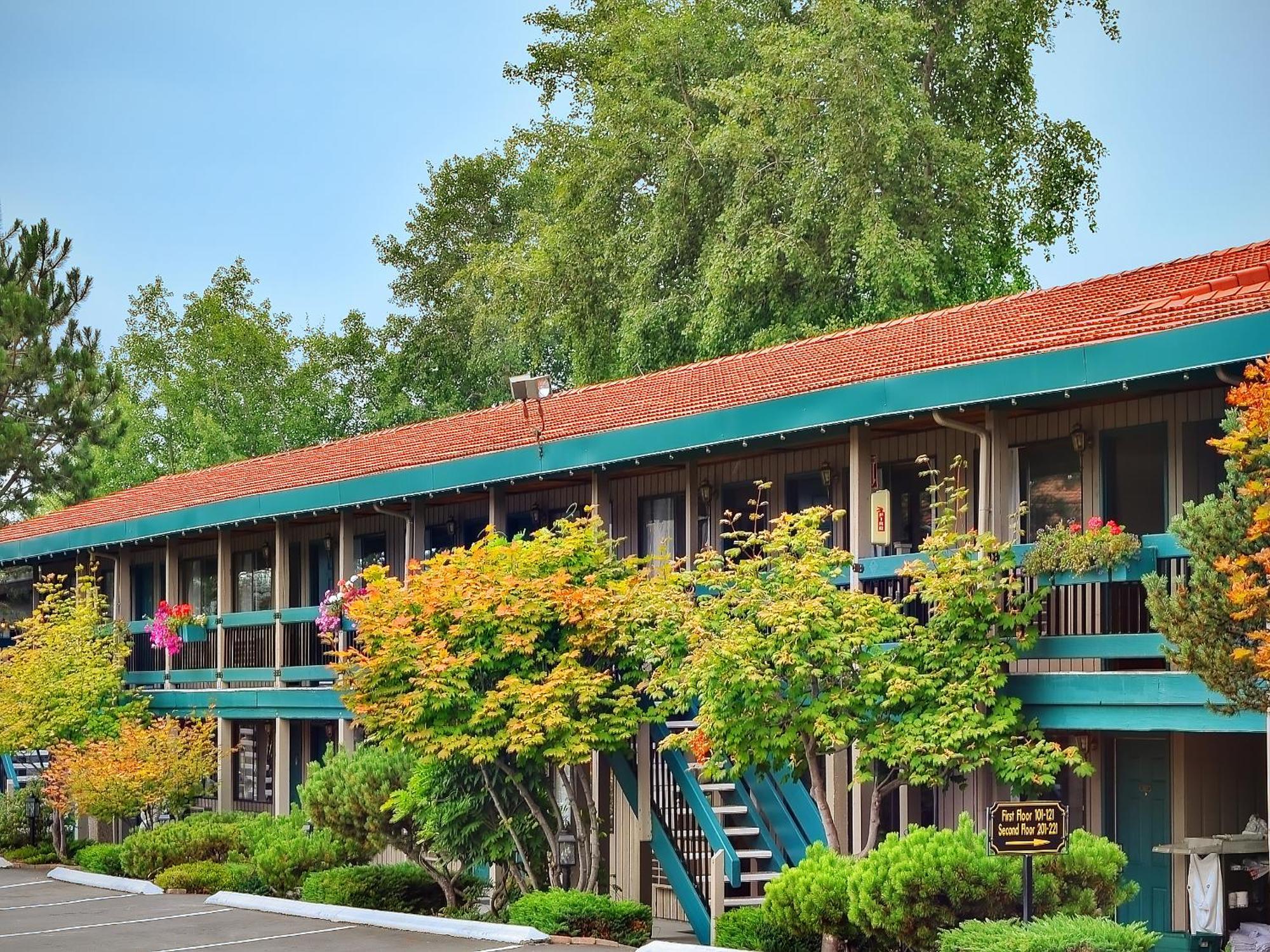 Coachman Inn Oak Harbor Exterior photo